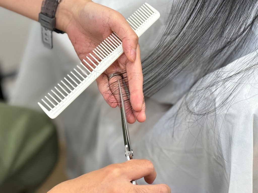 ヘアカット専門店と美容院、何が違う？バッサリ切りたいときはどっちがいい？